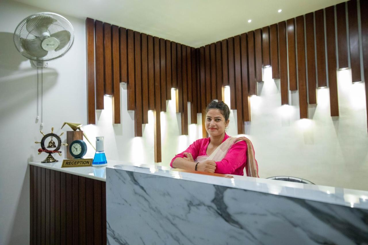 Hotel Js Souvenir Dehradun Extérieur photo